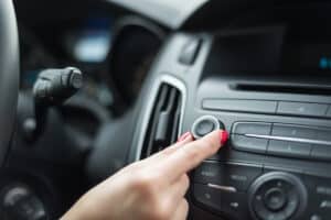 Im Winter sollte man keine laute Musik im Auto hören