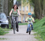 Mutter fährt mit Kind Fahrrad