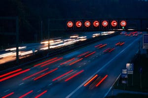 Nachts Auto zu fahren, birgt Risiken.