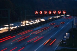 Nachtsicht-Kamera im Auto nachrüsten: Das ist zwar in manchen Fällen möglich, aber eher kostspielig. 