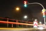 Ein Nachtsichtassistent kann Hindernisse auf der Fahrbahn sichtbar machen, bevor die Scheinwerfer sie beleuchten.