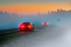 Zieht Nebel beim Autofahren auf, müssen Sie unter anderem die Beleuchtung anpassen.