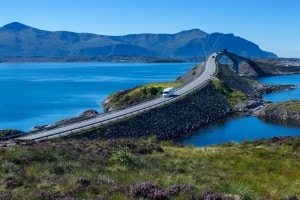 In Norwegen gehen lokale Verkehrsschilder auf die dortige Situation ein.