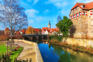 Im Nürnberger Land können Sie Wunschkennzeichen bei der Hauptstelle in Lauf an der Pegnitz beantragen.