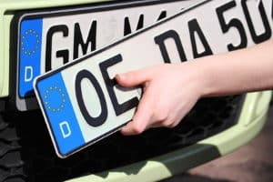 Bei einer Halterung aus Plastik kann ein Nummernschild leicht gestohlen werden. 