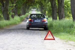 Ereignet sich ein Unfall, weil Sie eine Ölspur nicht melden, müssen Sie für diesen haften. 