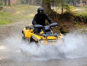 Geländefahrzeuge offroad fahren: Verschiedene Parks in Deutschland bieten das an.