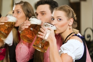 Oktoberfestbesucher trinken auf dem Oktoberfest aus Maßkrügen