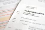 Ein Bußgeldbescheid wird immer im Rahmen eines Ordnungswidrigkeitenverfahrens ausgestellt