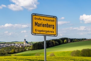 Förch mit Aushängeschild für den Neuenstadter Ortseingang 