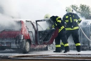 Feuerwehr mit Blaulicht Rundumleuchte und Signalhorn Martinshorn