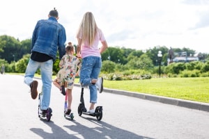 Der Paragraph 50 (StVO) verbietet Autos und Fahrräder, aber keine Tretroller.