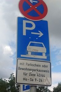 Das Parken auf dem Anwohnerparkplatz wird durch Verkehrszeichen geregelt.