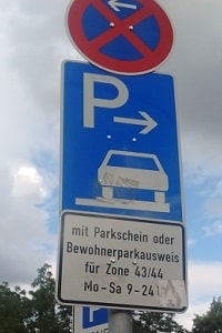 Beschilderung, die das Parken auf dem Anwohnerparkplatz erlaubt