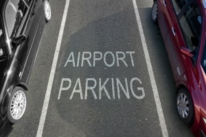 Das Parken am Flughafen ist meist kostenpflichtig.