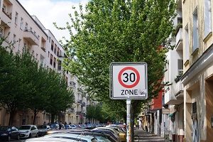 Beim Parken gegenüber einer Einfahrt ist darauf zu achten, dass niemand behindert wird.