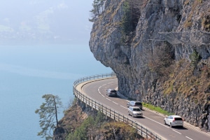 Welche Vorgaben macht die StVO zum Parken in Kurven?