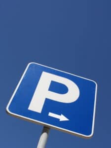 Wo dürfen Sie parken im verkehrsberuhigten Bereich? Überall dort, wo Markierungen es Ihnen erlauben.