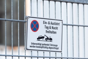 Parken vor Grundstückseinfahrten: Das Abschleppen kann teuer werden.