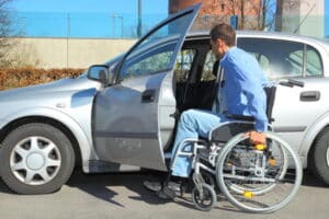 Sie möchten trotz Parkinson Autofahren? Dann sprechen Sie mit Ihrem Arzt über Ihre Fahreignung.