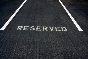 Beim Umzug eigenständig den Parkplatz reservieren, z. B. mit Hilfe von Stühlen, ist verboten!