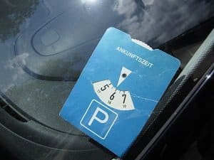 Liegt die Parkscheibe nicht hinter der Windschutzscheibe, können private Wachdienste Knöllchen auf dem Supermarktparkplatz verteilen.