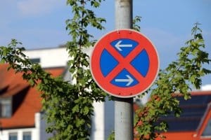 Ein generelles Parkverbot in der Sackgasse gibt es nicht - es sei denn, das entsprechende Schild zeigt es an.