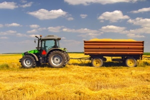 Personentransport auf landwirtschaftlichen Anhängern ist erlaubt.