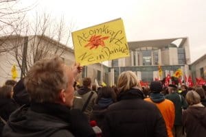 Mit oder ohne Plakette: EIne Drohne darf nicht in der nähe von großen Menschenansammlungen fliegen.