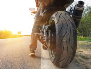 Die Plakette in rot und generell eine Plakette brauchen Motorradfahrer nicht kaufen.