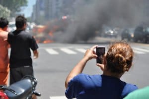 Die Polizei stoppte die Gaffer, nachdem sie nass gespritzt wurden, und brachte sie zur Anzeige.