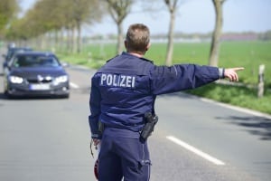 Die Polizei regelt den Verkehr mit bestimmten Zeichen.