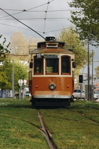 Portugal: Die gängigen Verkehrsschilder unterscheiden sich kaum von den deutschen.