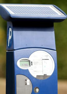 Ein Privatparkplatz mit Parkscheinautomat.