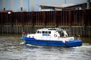 Die Einhaltung der Promillegrenze auf See- und Binnenwasserstraßen kontrolliert die Wasserschutzpolizei.