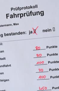 Prüfung und Fahrschule für die Klasse B können mit 17 Jahren absolviert werden.