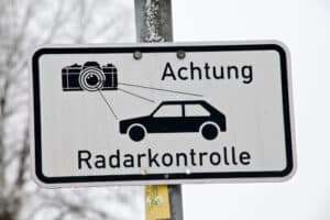 Achtung Radarkontrolle: Wer hier auf der Autobahn zu schnell fährt, wird geblitzt.