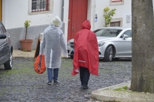 Ein Regenponcho hält Sie auch beim Radfahren im Regen trocken.