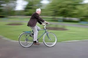 Unter Umständen dürfen Radfahrer auf dem Gehweg fahren - bei entsprechender Beschilderung und angepasster Geschwindigkeit.