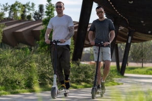 Nicht nur Radfahrer müssen Handzeichen machen, denn auch beim E-Scooter fehlt der Blinker.