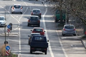 Blockiert ein Auto den Radfahrstreifen, droht dem Falschparker ein Verwarngeld.