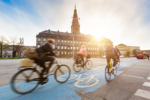 Wenn Sie auf einem Radweg parken, behindern oder gefährden Sie möglicherweise Fahrradfahrer, die dort unterwegs sind.