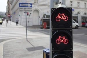 Auch auf einem Radweg muss die Vorfahrt nach StVO oder nach den Lichtzeichen befolgt werden.