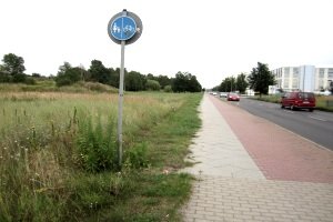 Ein Radweg baulich von den anderen Verkehrsflächen abgegrenzt.