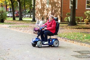 Von wegen behäbig: Der rasende Rentner zeigt im Rollstuhl, dass es auch anders geht.