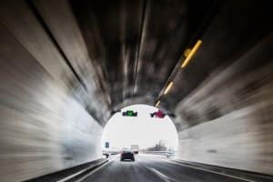 Tunnel-Raser aufgepasst: Geschwindigkeitsüberschreitung in der Schweiz kann im Gefängnis enden.