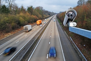 Blitzer auf der Autobahn: Polizei kontrolliert Geschwindigkeit bei Pkw und  Lkw auf der A12 mit neuem Gerät