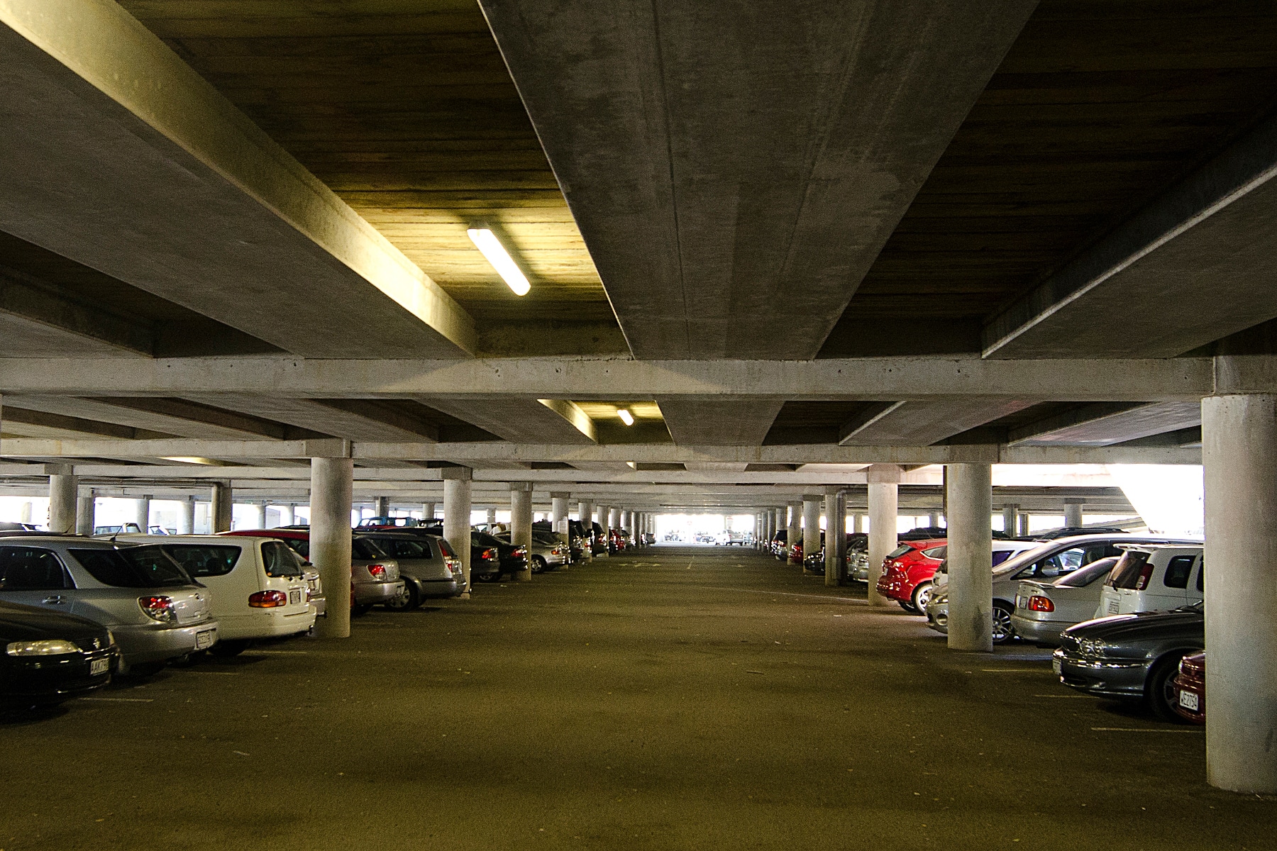 "Rechts vor links": Auf Parkplätzen findet dieser Grundsatz nicht automatisch Anwendung.