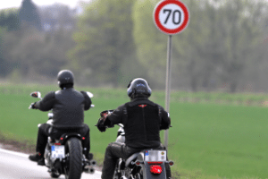 Regeln für das Motorradfahren in der Gruppe: Alle Fahrer sollten z.B. immer auf ausreichende Abstände untereinander achten.