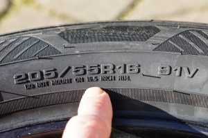 Reifen kaufen: Viele wichtige Informationen können Sie der Kennzeichnung auf der Reifenflanke entnehmen.